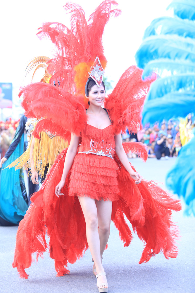 Dàn người mẫu mặc trang phục rực rỡ diễu hành trên đường phố